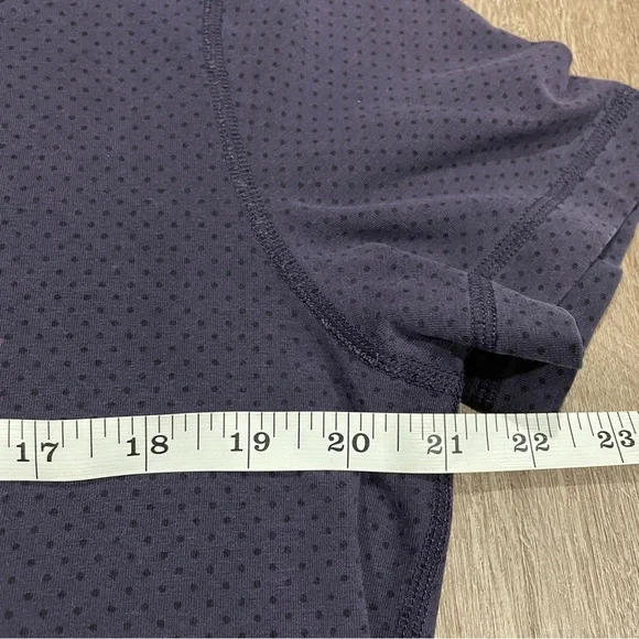 Lululemon Women’s Purple Black Polka Dot Short Sleeve Tee Shirt Size 10 or 12 - Picture 5 of 7